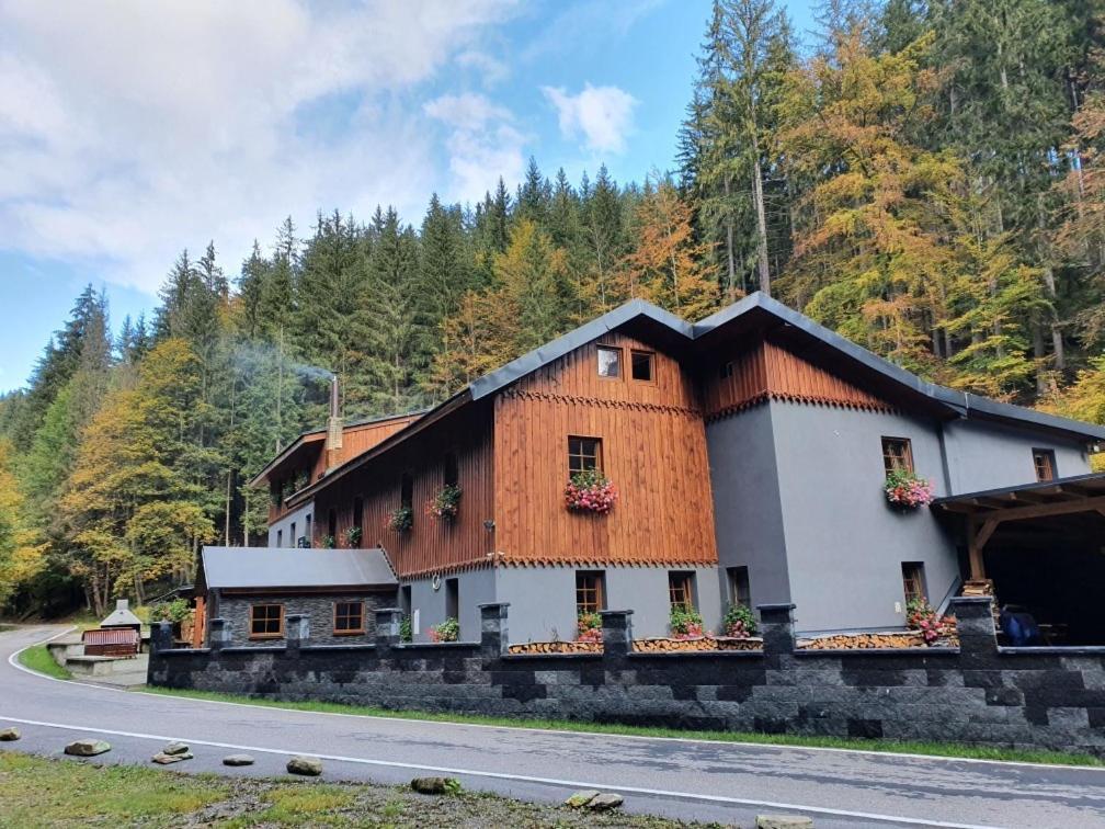 Hotel Kamenny Mlyn Strážné Esterno foto